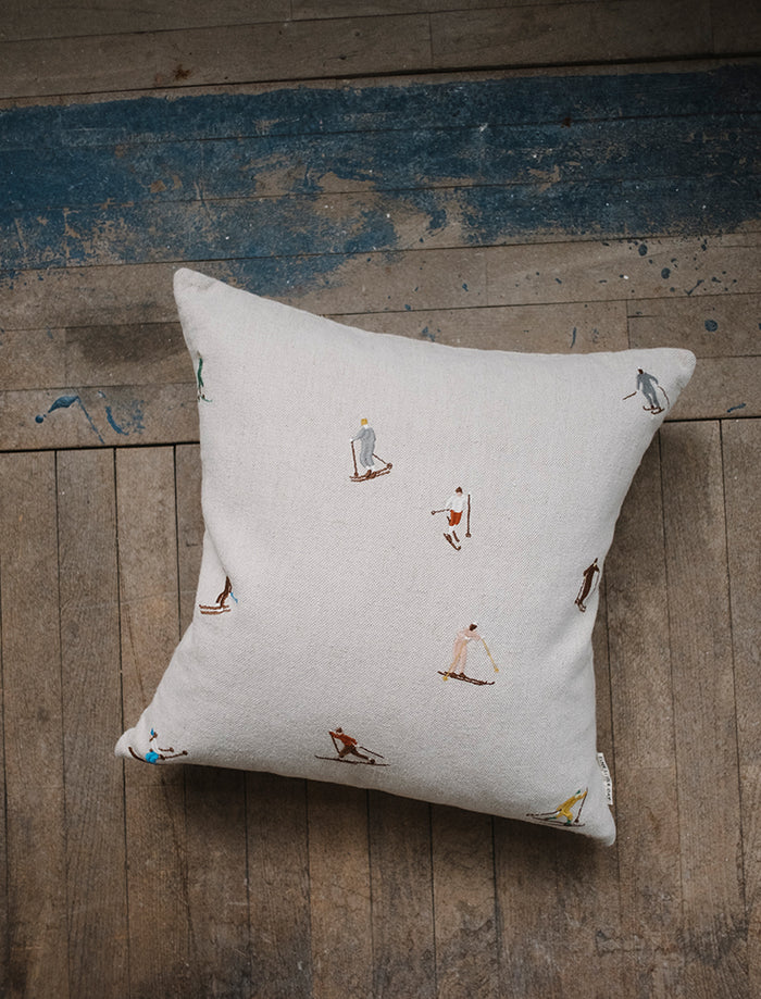 Skiers Kuddfodral – Naturfärgad med skidåkarmotiv, 50x50 cm