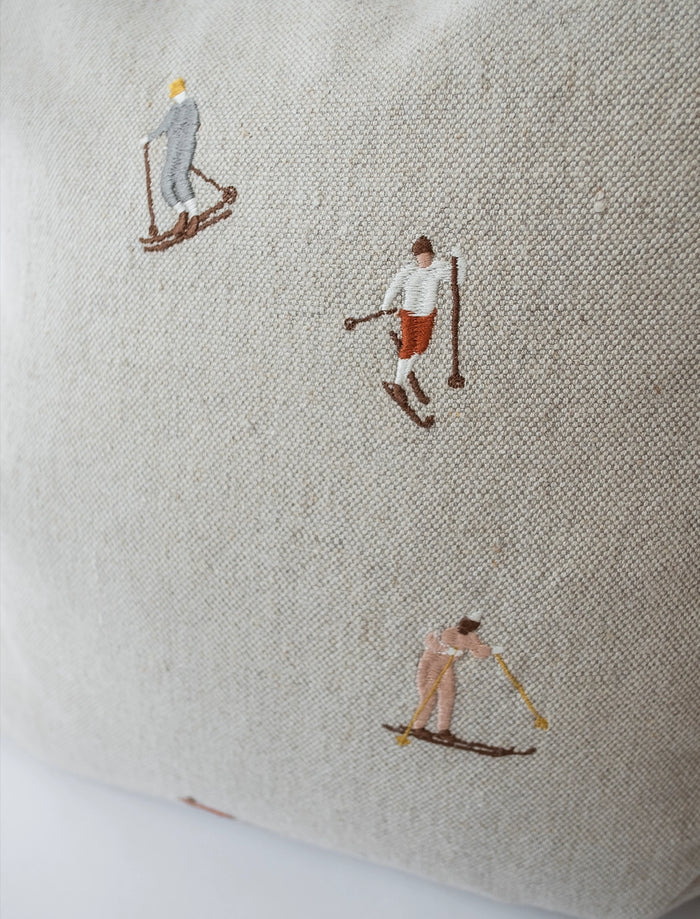 Skiers Kuddfodral – Naturfärgad med skidåkarmotiv, 50x50 cm